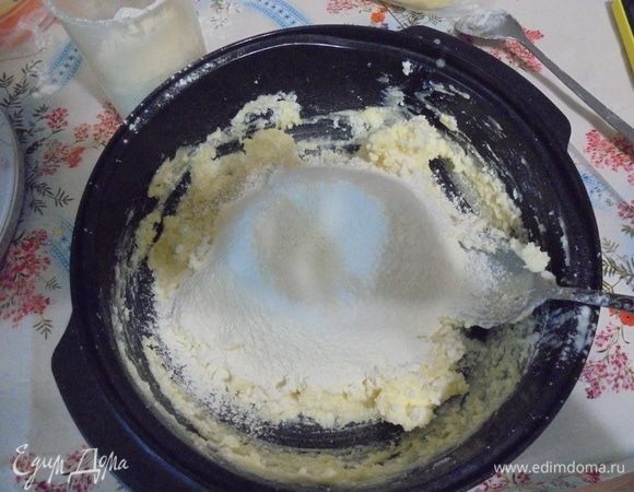 Введите просеянную муку с разрыхлителем и ванильным сахаром.