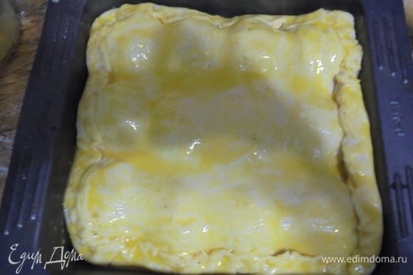 Раскатать меньшую часть теста, прикрыть им пирог, защипнуть края пирога. Готовый пирог смазать яичным желтком.