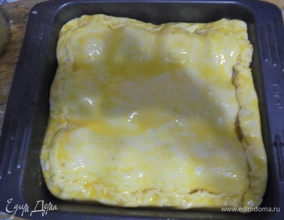 Раскатать меньшую часть теста, прикрыть им пирог, защипнуть края пирога. Готовый пирог смазать яичным желтком.