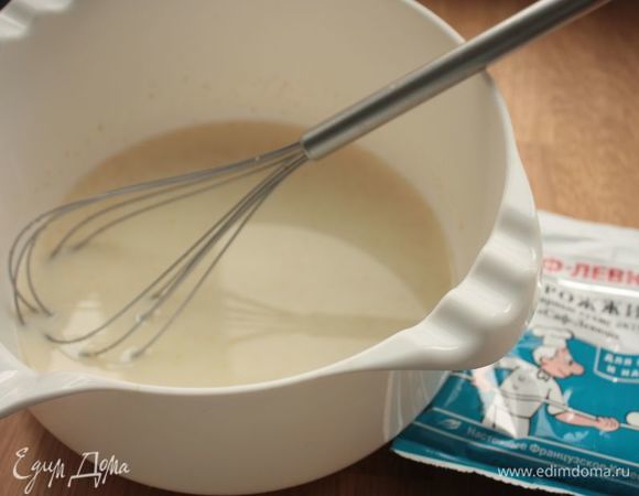 Для этого теста мы должны сначала поставить опару: с теплым молоком смешиваем дрожжи и часть сахара, после чего добавляем чуть меньше половины муки.  

Оставьте опару подходить на 40 минут, прикрыв ее полотенцем и поставив в теплое место.