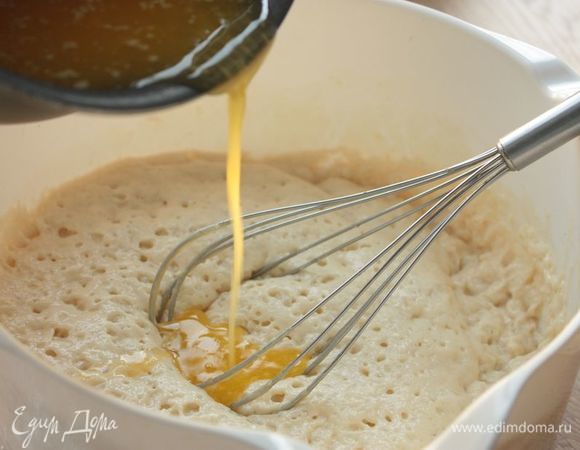 На среднем огне растопите сливочное масло, остудите его до комнатной температуры и взбейте с оставшимся сахаром и яйцом. Влейте получившуюся смесь в опару, хорошенько перемешайте и следом просейте муку. 

Замесите тесто — на это уйдет примерно 5–7 минут. Оно получается очень пластичным и с ним приятно работать.