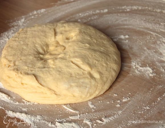Подошедшее  тесто хорошенько обомните и раскатайте на подпыленной мукой поверхности в прямоугольный пласт.