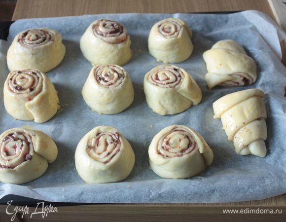 Расстоявшиеся улитки смажьте взбитым яйцом и отправьте в духовку на 25–30 минут при 180°С. Я пеку без конвекции, иначе сверху они быстро схватываются, а внутри пропекаться не всегда успевают