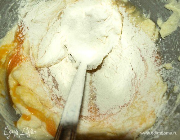 Добавить куриное яйцо и 10 г муки. И все соединить.
