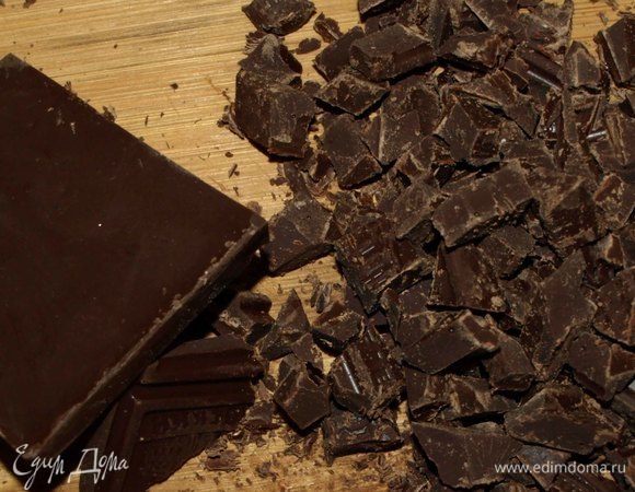 Шоколад порубить ножом. Мы же помним, что шоколад не хранят в холодильнике, поэтому перед этим процессом лучше положить шоколад в холодильник. Потом легче будет резать его ножом.