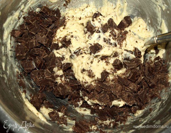 Добавить к маслянистой массе шоколад, соль и перемешать.