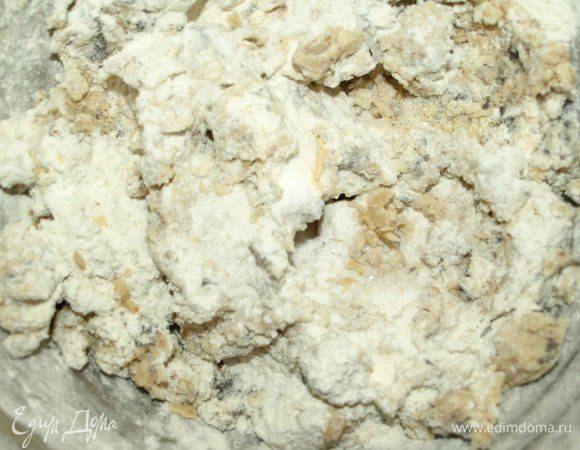 Добавить остальную муку, разрыхлитель Haas.