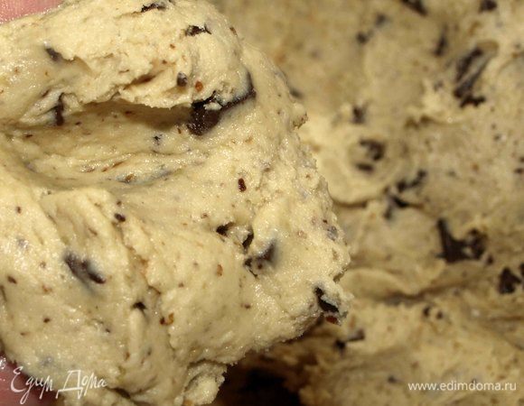 Замесить тесто. Тесто должно получится кремообразное и немного липнуть к рукам. Руки  смазать растительным маслом и формировать печенье.