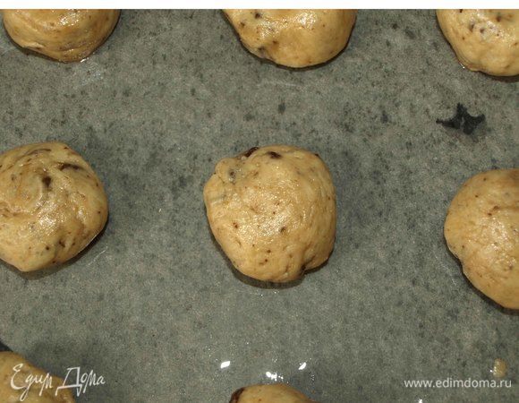 Формируем шарики и выкладываем на противень застеленный пекарской бумагой, смазанной растительным маслом.