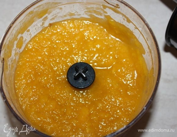 Пюрировать приготовленную тыкву в блендере.