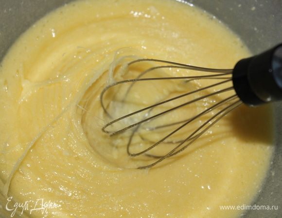 В отдельной миске смешать сахарный песок и размягченное сливочное масло, взбить до однородной массы. Далее добавить яйцо (если у вас в холодильнике яйца маленькие, возьмите 2 яйца). Взбить при помощи венчика, или миксера до светло-желтой пышной массы. В эту массу ввести тыквенное пюре, и хорошо перемешать.