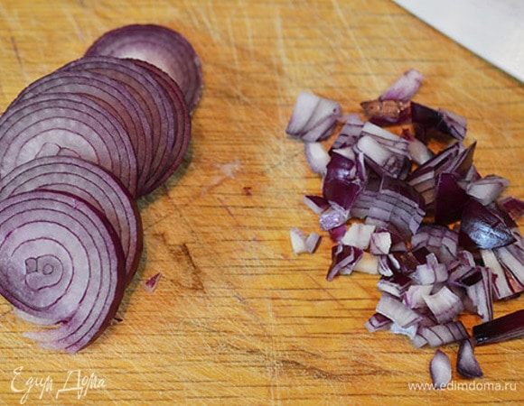 Лук почистить. Половину луковицы нарезать тонкими кольцами, другую — мелко порубить. 