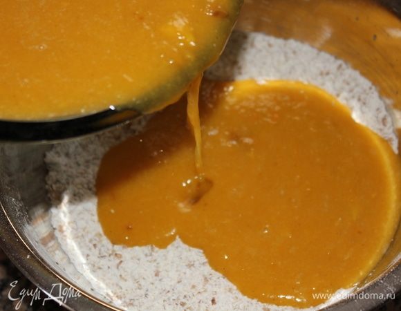 В миску с мукой и сыпучими ингредиентами постепенно ввести яично-тыквенную массу, все хорошо перемешать. 