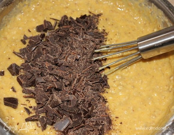 В получившуюся массу добавить порубленный горький шоколад.