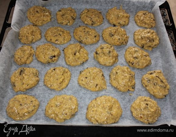 Разложить на противень, и отправить выпекаться в духовку, предварительно разогретую до 180°C на 30 минут.