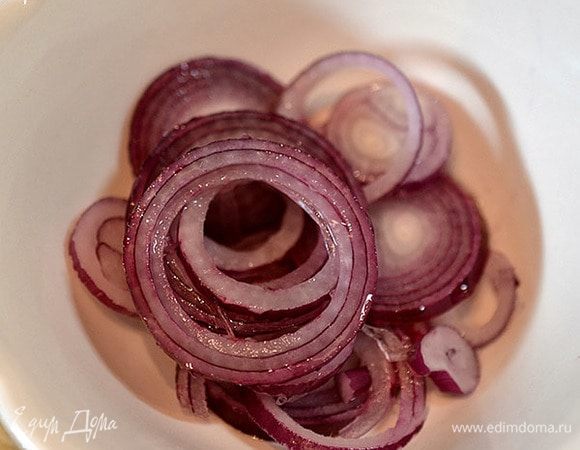 Лук кольцами замариновать в смеси уксуса, соли и сахара. 