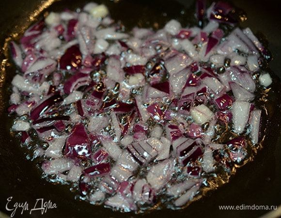 Мелко нарезанный лук обжарить с маслом.