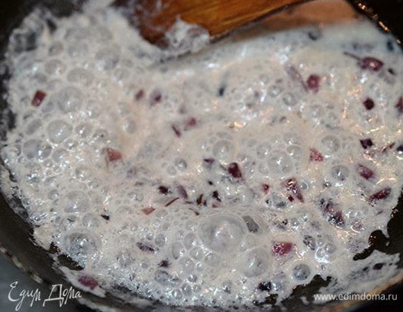 Добавить сливки и потушить немного до выпаривания сливок.