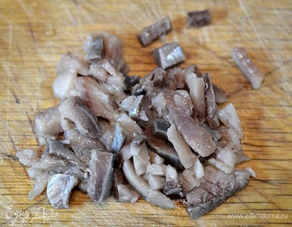 Сельдь мелко нарезать.