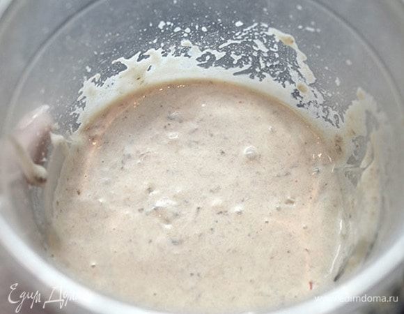 В чашу блендера положить сельдь и обжаренный лук со сливками. Пюрировать.