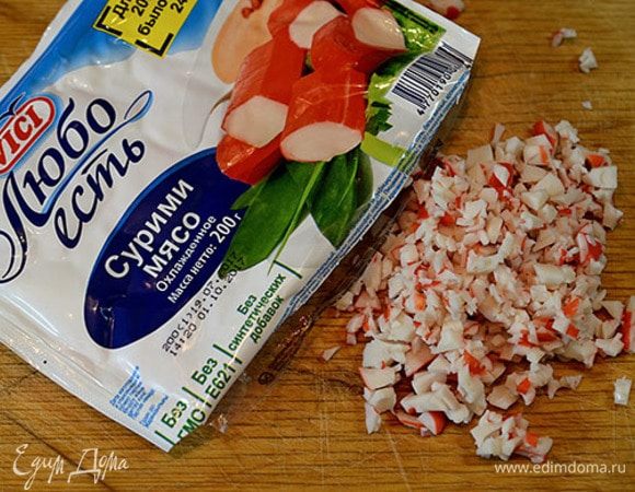 Крабовое мясо мелко нарезать. Я всегда использую крабовое мясо и крабовые палочки ТМ VICI. Они очень вкусные, сочные, из натуральных ингредиентов.