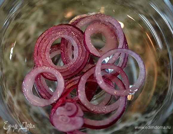 В бокал для подачи кладём маринованный лук.