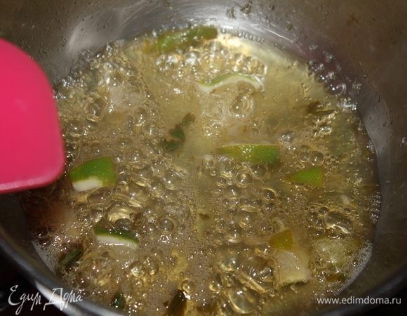 В маленькую кастрюльку с толстым дном положить 2 ст. л. сахара, влить сок одного лайма, добавить нарезанную кубиками цедру лайма, перемешать, дать растопиться сахару, помешивая довести до  консистенции сиропа, убрать с огня, остудить.