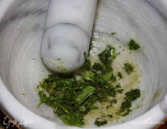 Растолочь 2–3 веточки базилика в ступке.