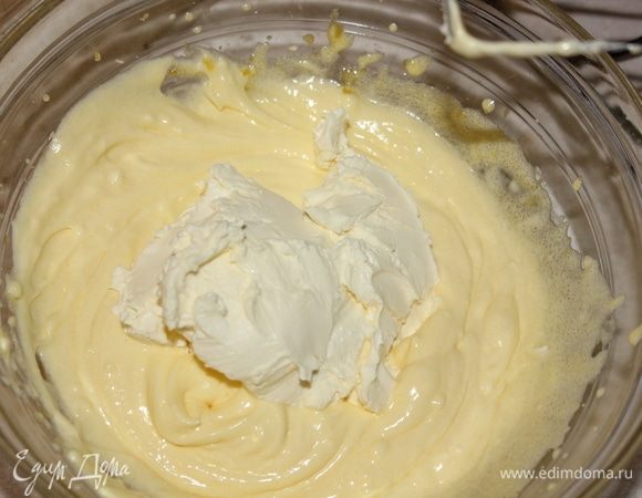 Отделить белки от желтков 2-х яиц, белки в стеклянной миске убрать в холодильник, они нам понадобятся позже. В стеклянную или металлическую миску всыпать сахар, ванильный порошок,  добавить 2 желтка, с постепенным увеличением скорости миксера взбить до светлой пышной массы (около 3–4 минут). Далее, постепенно ввести сыр маскарпоне, взбивая на минимальной скорости миксера. Когда маскарпоне хорошо перемешался с яичной массой, довести миксер до максимальной скорости, и взбить в течение 1–2 минут.