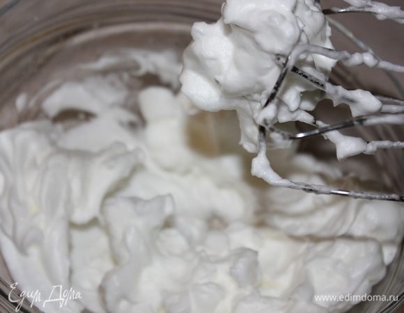 Взбить охлажденные белки с щепоткой соли (прямо на кончике ножа) до устойчивых пиков. Ввести в кремовую массу, аккуратно перемешать сверху вниз, что бы наша масса не потеряла воздушность.