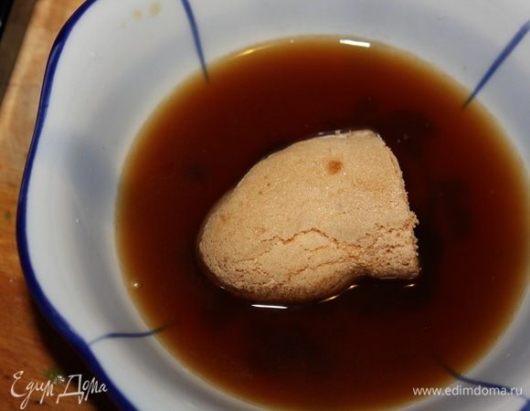 Развести в глубокой чашке ликер Амаретто и сваренный кофе. Окунуть с обеих сторон печенье Савоярди в ликерно-кофейную смесь.