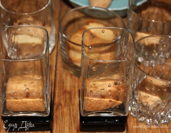 Выкладываем в подготовленные стеклянные стаканчики/чашечки вымоченное в ликерно-кофейной смеси печенье.