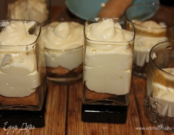 Аккуратно выкладываем сверху кремовую массу, и убираем на 4–6 часов минимум в холодильник.