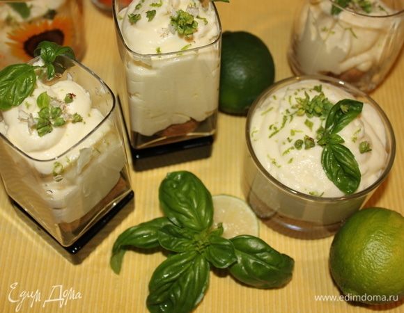 После того, как наш десерт хорошо охладится, достаем, украшаем тертой цедрой лайма и цветками или лепестками свежего ароматного базилика.

Приятного аппетита!
Buon appetito!