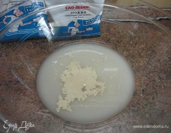 Дрожжи с сахаром растворить в теплой воде и оставить на 15 минут.