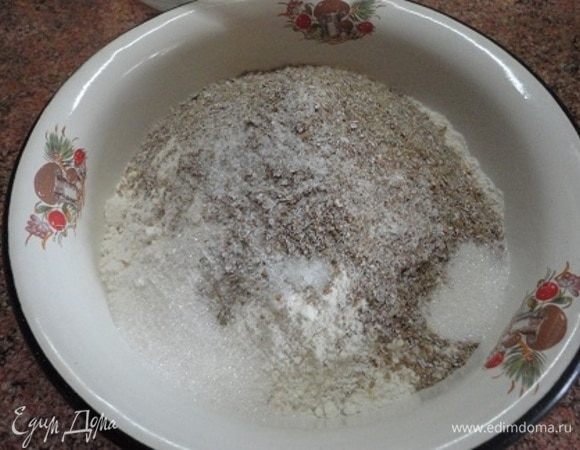 Смешать муку, отруби и соль.