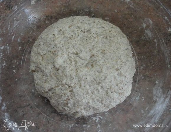 К дрожжам долить теплое молоко и всыпать сухие ингредиенты. Замесить тесто, добавить мягкий маргарин и замесить еще раз. Оставить в теплом месте для подъема.