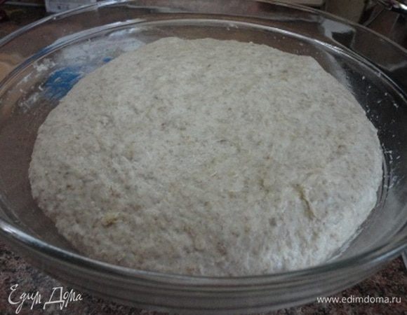 Подошедшее тесто обмять и разделить на 8 частей.