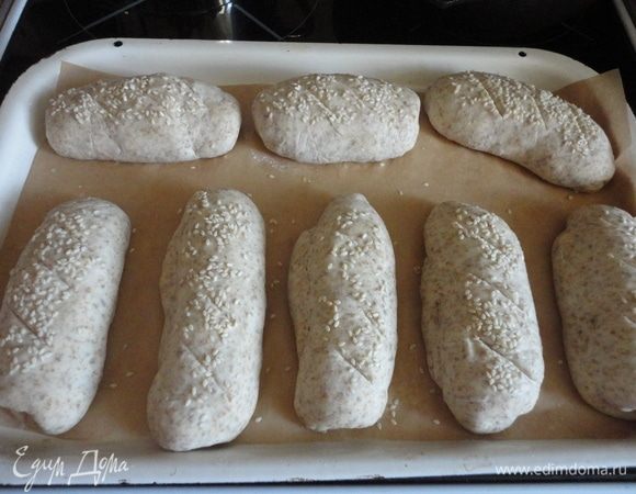 Подошедшие булочки смазываем водой и посыпаем любимыми вами семечками, маком или отрубями.