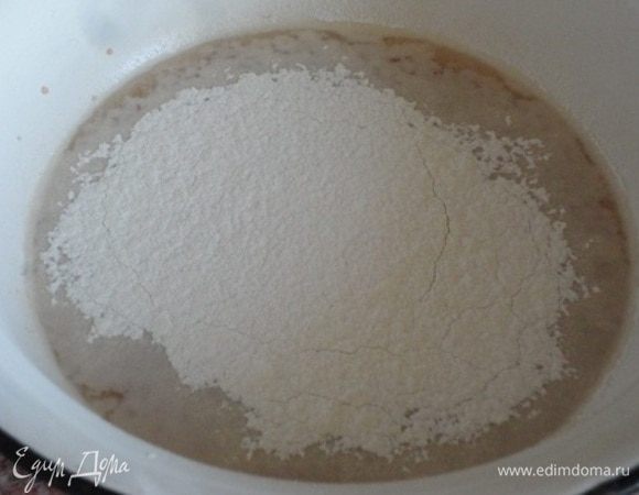 В пиве растворить сахар и дрожжи и присыпать мукой. Оставить на 15 минут в тепле.