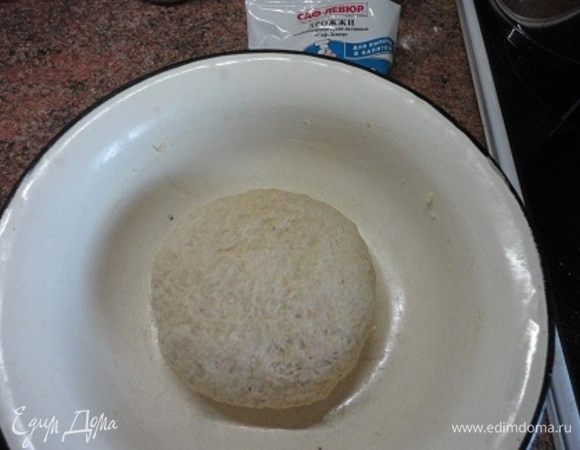 Смешать два вида муки с солью, соединить с опарой и замесить тесто. В конце замеса добавить растительное масло и оставить тесто в теплом месте для подъема.