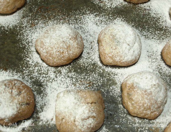 Выпекаем 20 минут про температуре 180°С, пока печенье не станет золотистым. Ориентируйтесь на свою духовку. Готовое печенье достаем из духовки, посыпаем сахарной пудрой Haas. 