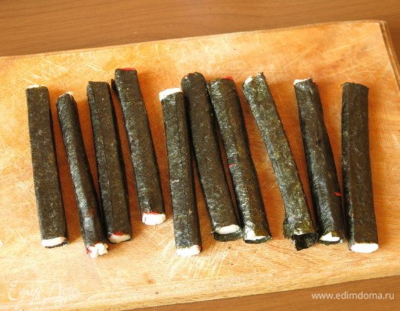 Получается 10 рулонов с крабовыми палочками.