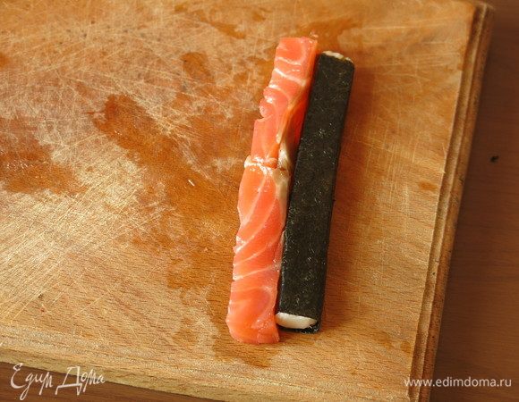 По длине крабовой палочки отрезаем кусочек красной рыбы, у меня составной, предпочтительнее использовать целый.