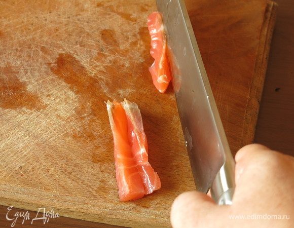 Брусок семги прямоугольник в сечении, надрезаем один угол.