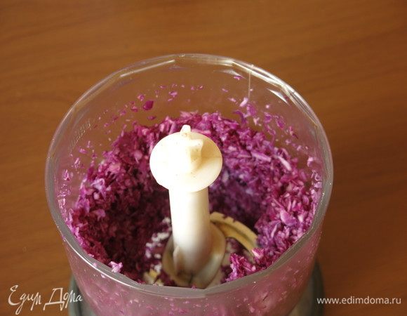 Измельчаем капусту. Если она суховата, наливаем 1/2 ложку кипятка.