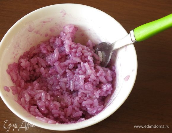 Окрашиваем 80 г риса соком капусты. Среди распространенных компонентов нет фрукта или овоща, который бы дал природный чисто синий цвет, только с сиреневым, фиолетовым, лавандовым тоном, так что вода будет немного мультяшная, яркая.
