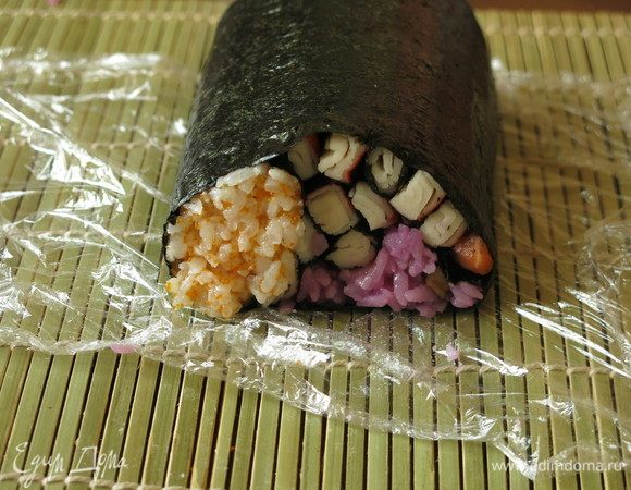 Переворачиваем и еще раз прижимаем, аккуратно, не сдвигая рисунок.