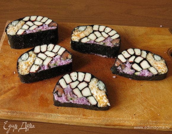 Выкладываем суши, выбираем правый или левый рисунок, из кусочков нори делаем глаза, рот.