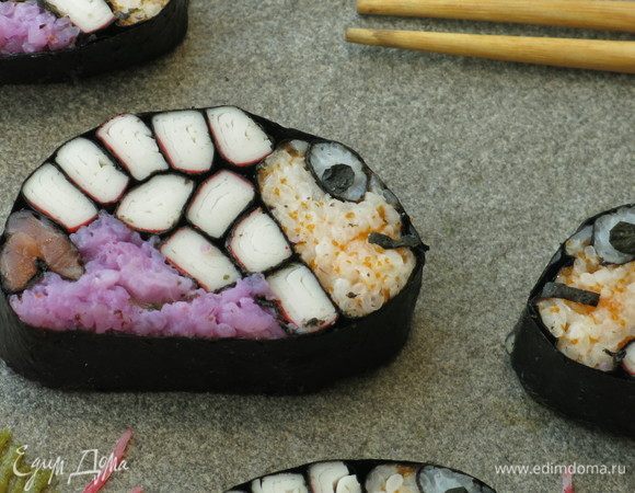 Вот такая забавная рыбка. Честно, не все получилось как задумывалось, но палочки интересный материал и продукт для суши-картинок. 
Оформление: васаби — зеленые водоросли, рисуем зубочисткой, прожилки, край листа; крабовые палочки VICI «Снежный краб» (1 шт.),  цветная часть — красные водоросли —
разделяем палочку на волокна и выкладываем водоросли. Приятного аппетита!